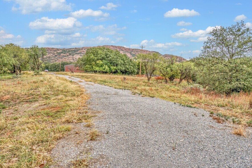 More Photos Of 42851 E County Road 1470, Lone Wolf Land For Sale