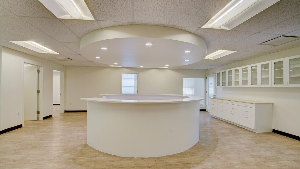 More Photos Of 2 Kings Hwy, Middletown Medical For Lease