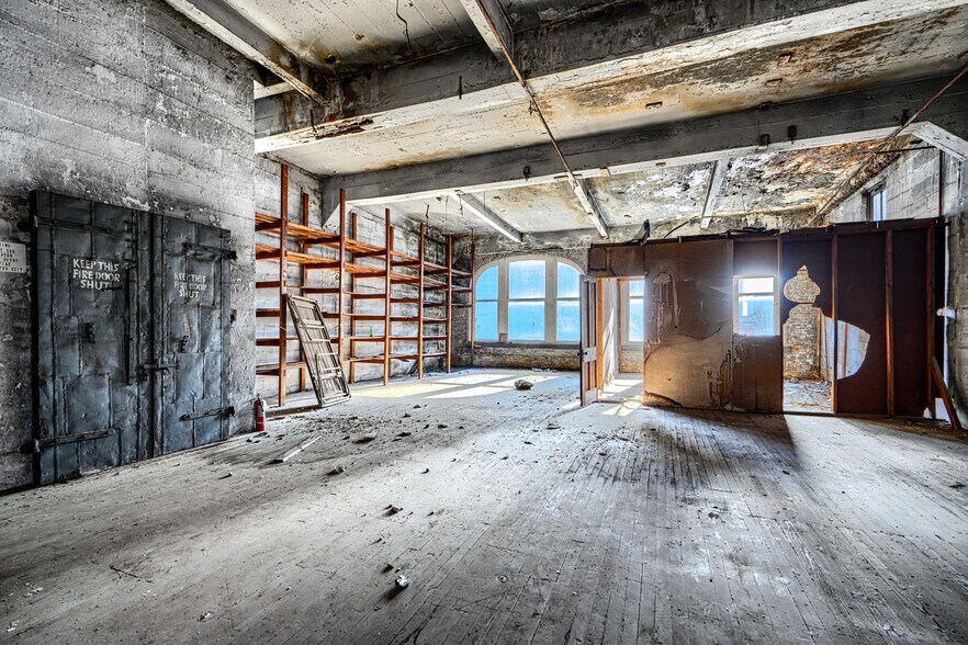 More Photos Of 414-416 E Baltimore St, Baltimore Bar For Sale