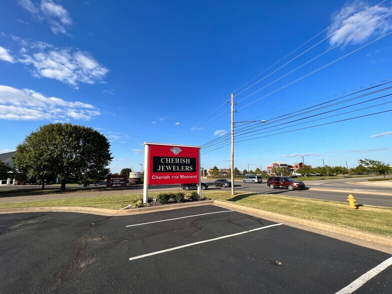 More Photos Of 944 N Burkhardt Rd, Evansville Freestanding For Lease