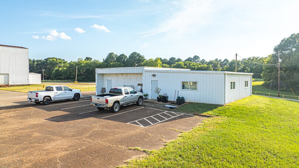 More Photos Of 220 Progress Blvd, Longview Warehouse For Sale