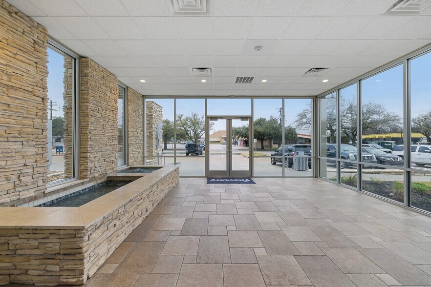 More Photos Of 2800 S Texas Ave, Bryan Office For Lease