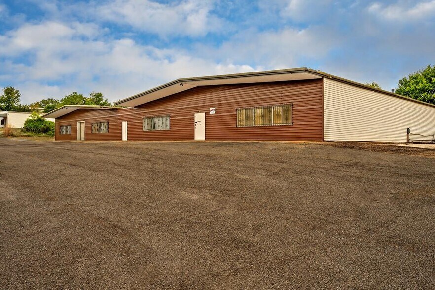 More Photos Of 31633 US-377 Hwy, Gordonville Light Distribution For Sale
