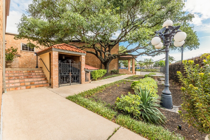 More Photos Of 6303 Beverlyhill St, Houston Lodge Meeting Hall For Sale