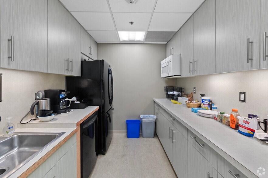 More Photos Of 8216-8218 Wisconsin Ave, Bethesda Medical For Sale