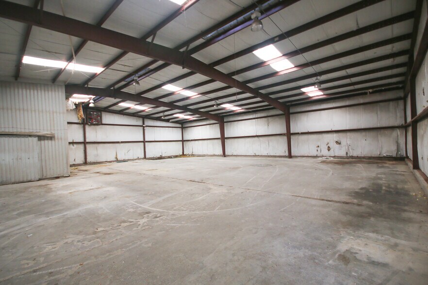 More Photos Of 804 W Mitchell St, Adel Distribution For Lease