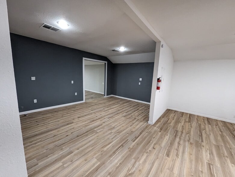 More Photos Of 804 W 2nd St, Taylor Storefront Retail Office For Sale