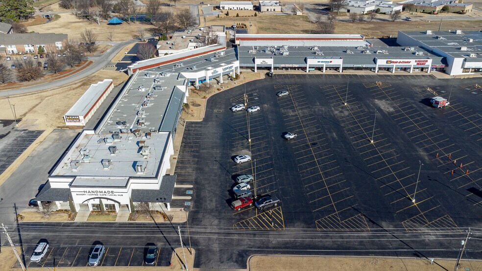 More Photos Of 728-732 W New Orleans St, Broken Arrow Unknown For Lease