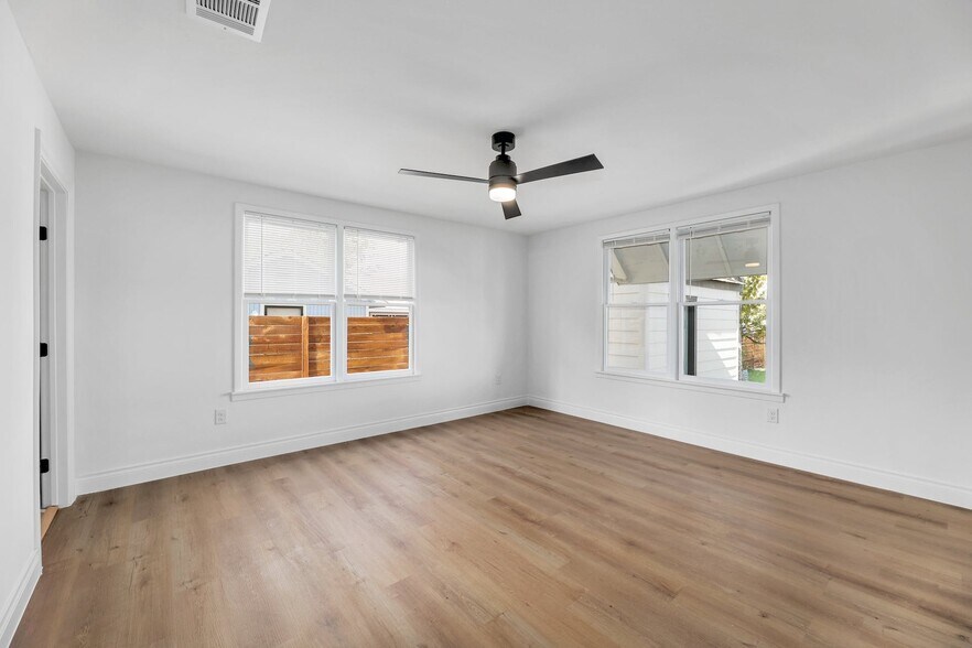 More Photos Of 306 W Stassney Ln, Austin Specialty For Sale