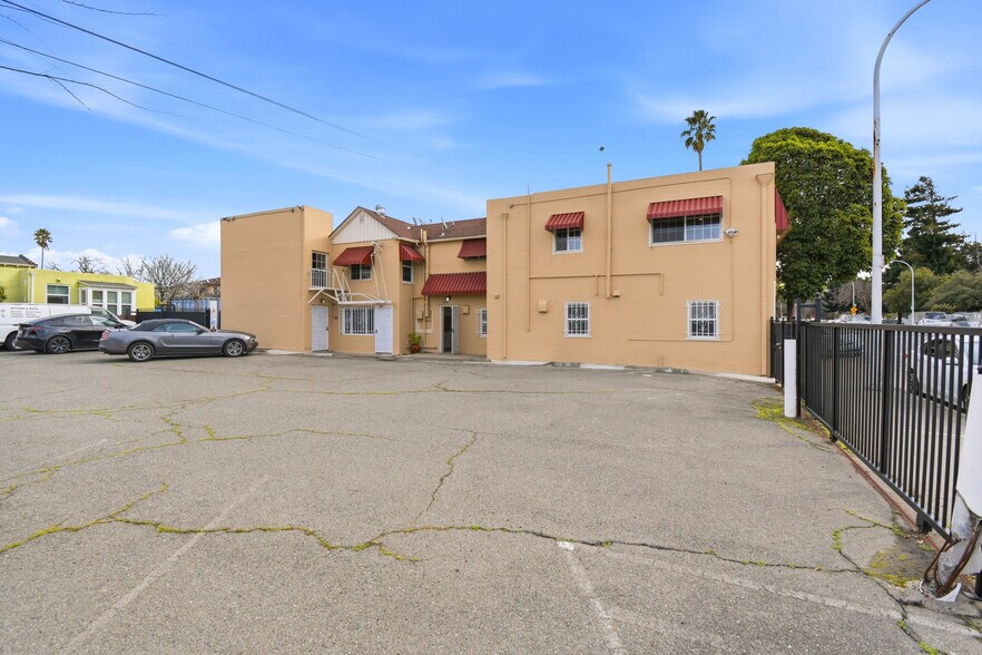 More Photos Of 2809-2815 Macdonald Ave, Richmond Office For Sale