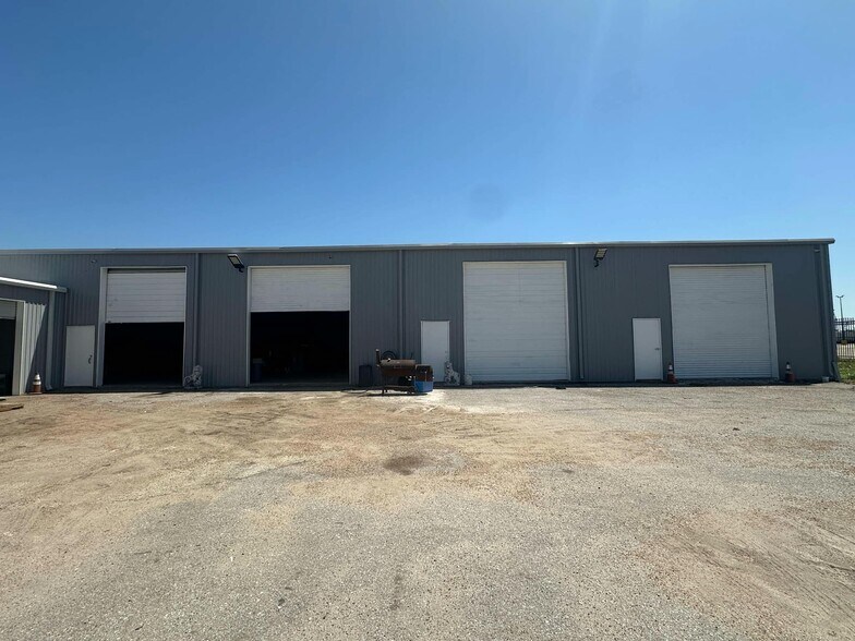 More Photos Of 9941A Rowlett Rd, Houston Warehouse For Lease