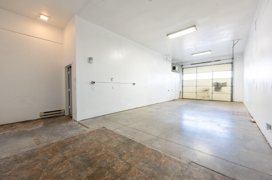 More Photos Of 211 Jetway Dr, Belgrade Flex For Sale