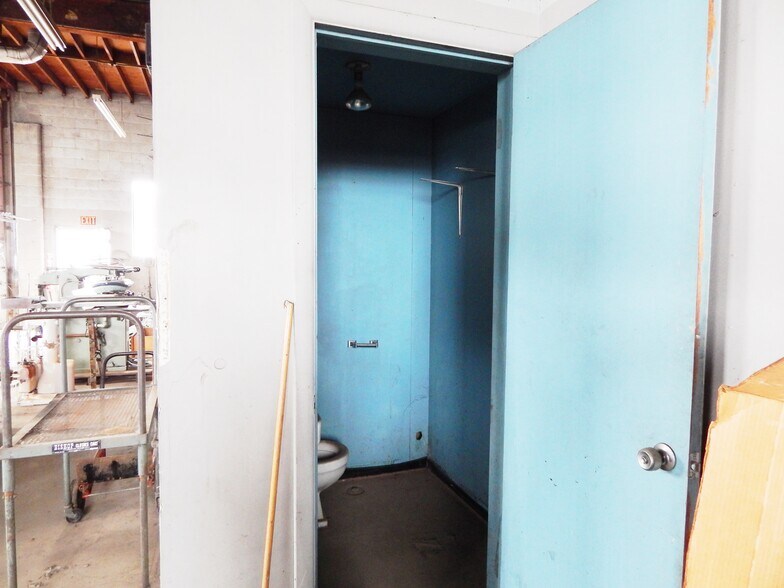 More Photos Of 470 NE Garden Valley Blvd, Roseburg Storefront Retail Office For Sale