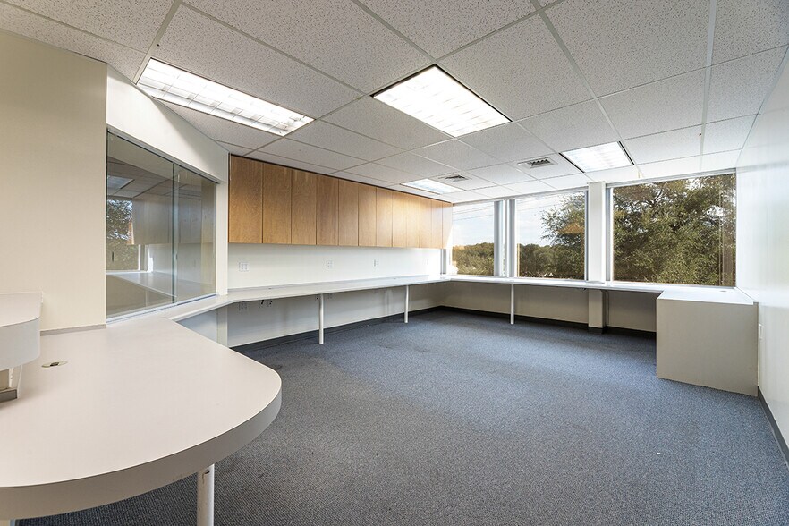 More Photos Of 7434 Louis Pasteur Dr, San Antonio Medical For Lease