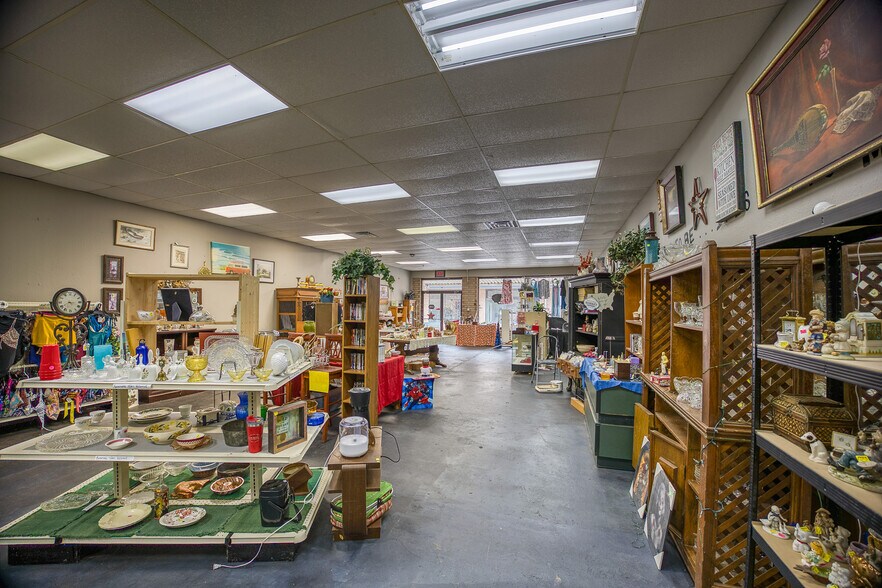 More Photos Of 307 E Goliad Ave, Crockett Storefront For Sale