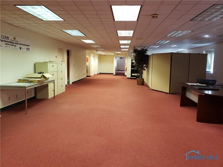 More Photos Of 410 Ryder Rd, Toledo Office For Sale