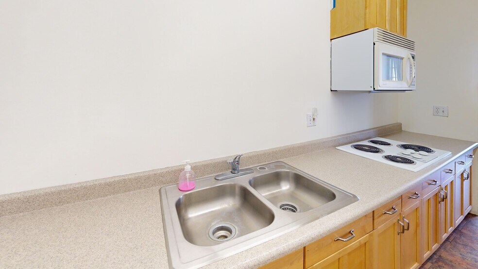 More Photos Of 530 E 8th St, Los Angeles Showroom For Lease