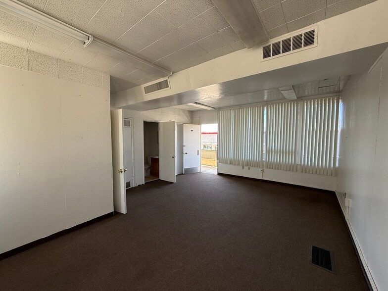 More Photos Of 2801-2819 N Blackstone Ave, Fresno Office For Sale