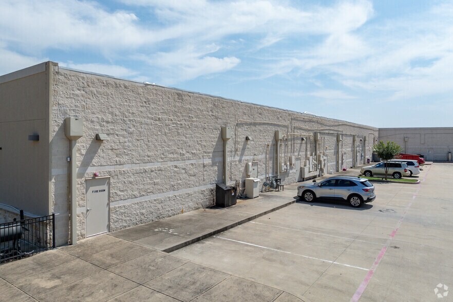 More Photos Of 7035 W Grand Pky S, Richmond Storefront For Lease