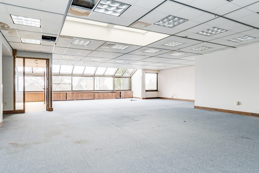 More Photos Of 825 Riverview Dr, Benton Harbor Light Distribution For Sale