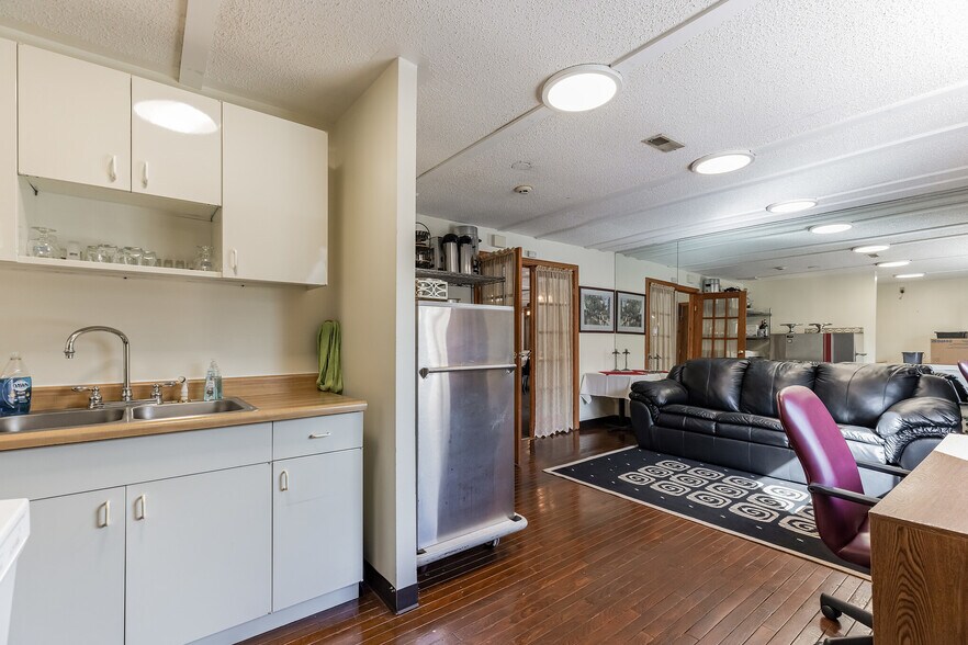 More Photos Of 116 White Horse Pike, Chesilhurst Freestanding For Sale