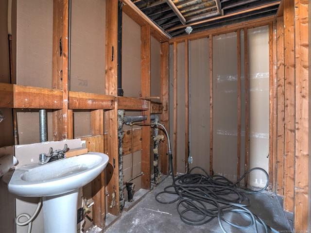 More Photos Of 800 W Okmulgee St, Muskogee Light Distribution For Sale