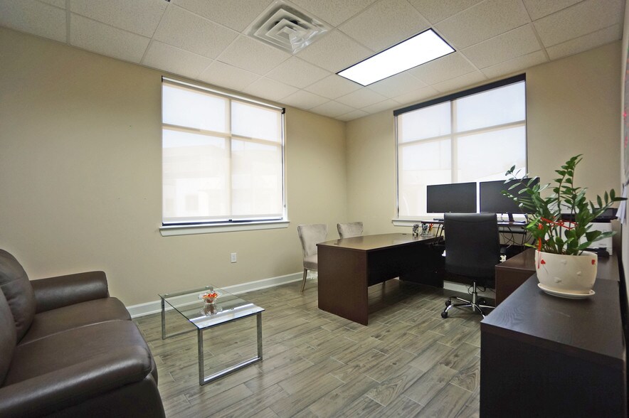 More Photos Of 202 Industrial Blvd, Sugar Land Office For Lease