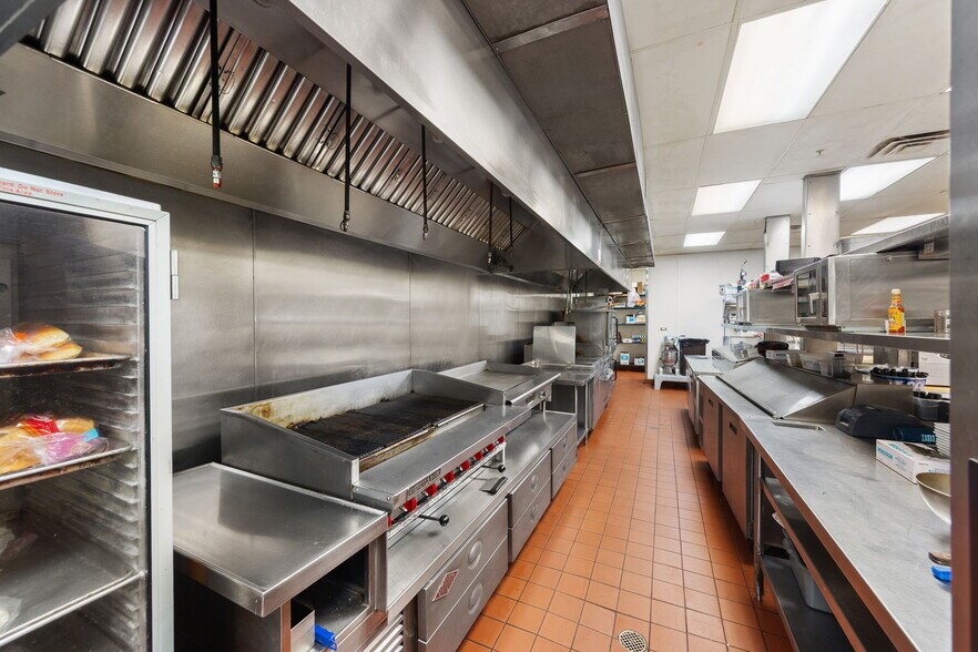 More Photos Of 2400 N Town Center Dr, Washington Restaurant For Sale