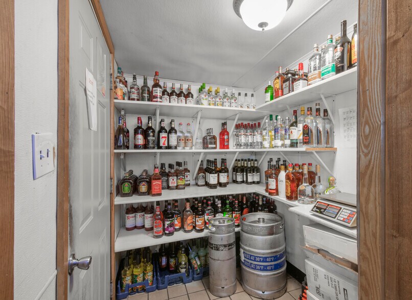 More Photos Of 14351 NE 78th St, Foley Restaurant For Sale
