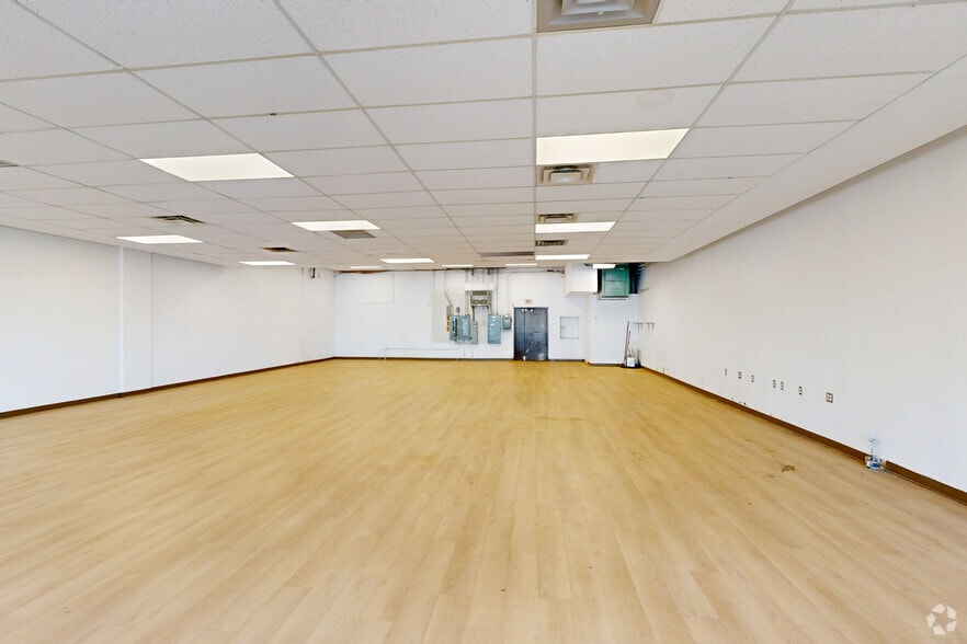 Primary Photo Of 100-120 Rue du Barry, Kirkland Storefront For Lease