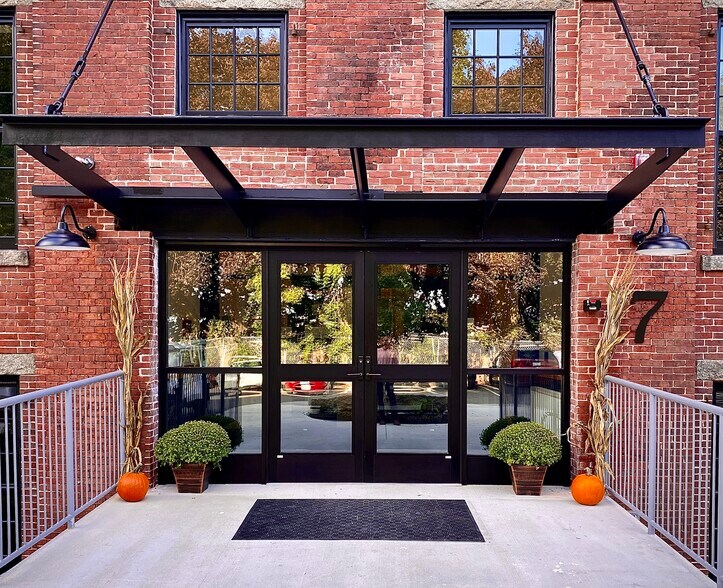 More Photos Of 17 Lincoln St, Biddeford Warehouse For Lease