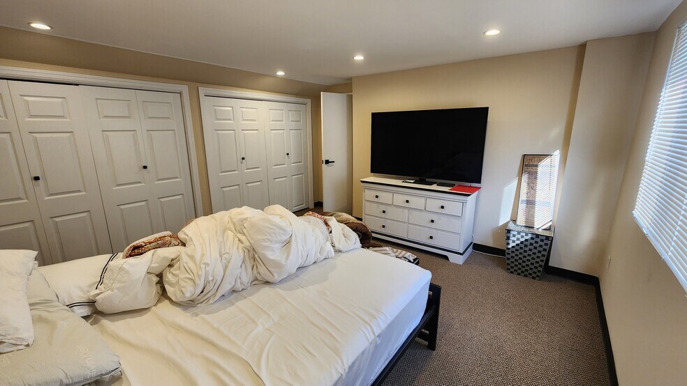 More Photos Of 122 Forest Ave, Glen Cove Freestanding For Lease