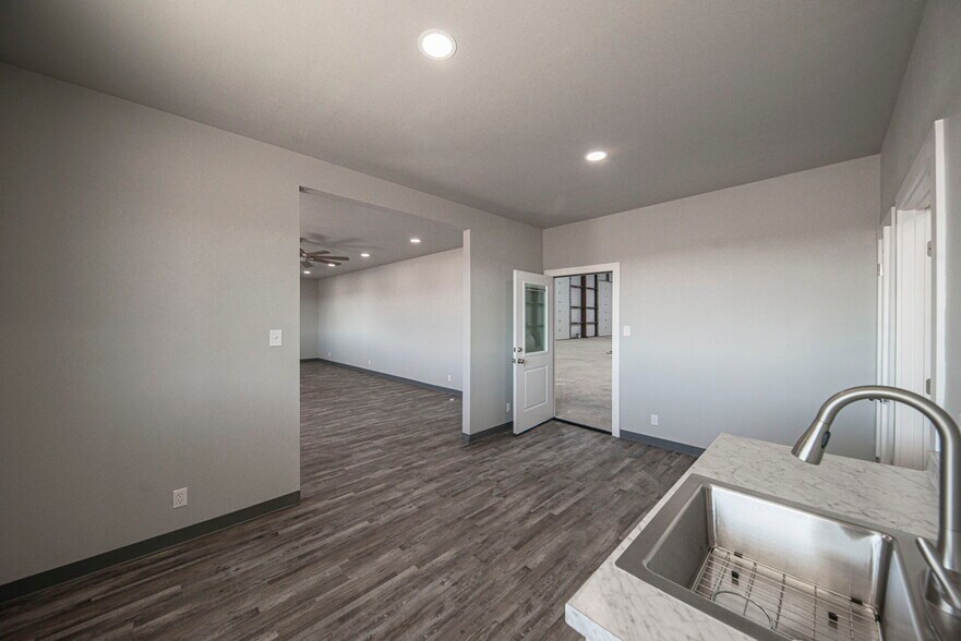 More Photos Of 14010 W Silver Fox Trl, Odessa Warehouse For Lease