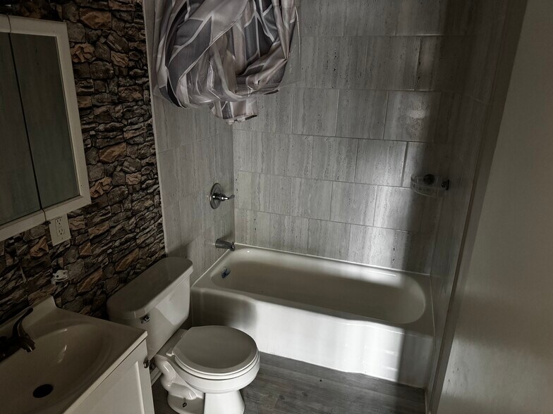 More Photos Of 2701-2727 Hubbell Ave, Des Moines Apartments For Sale