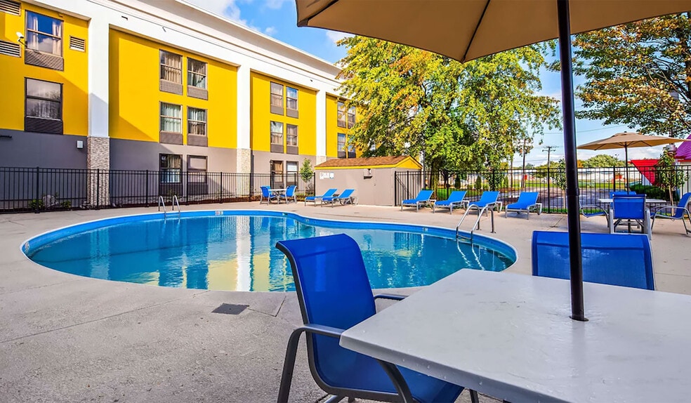 More Photos Of 604 1/2 Iaa Dr, Bloomington Hotel For Sale