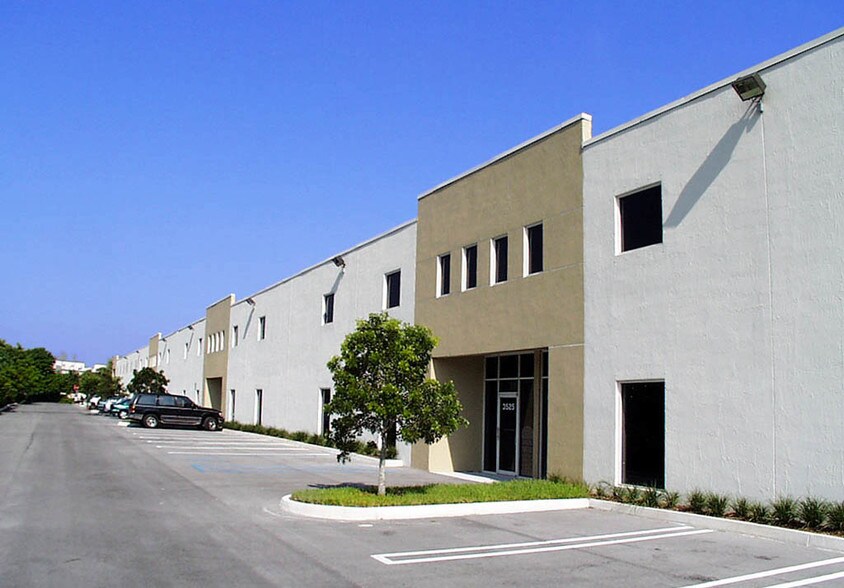 More Photos Of 3505-3591 NW 82nd Ave, Doral Warehouse For Lease