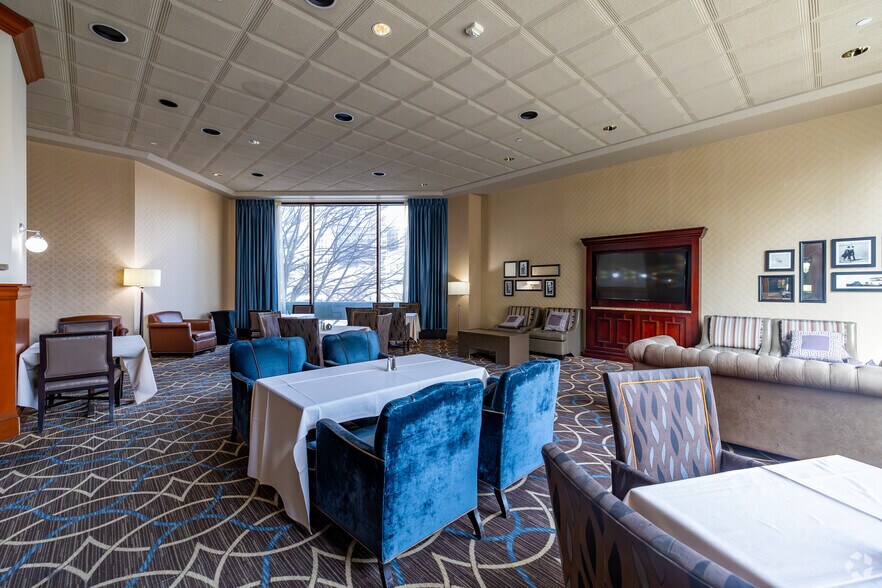 More Photos Of 75 E State St, Columbus Hotel For Sale