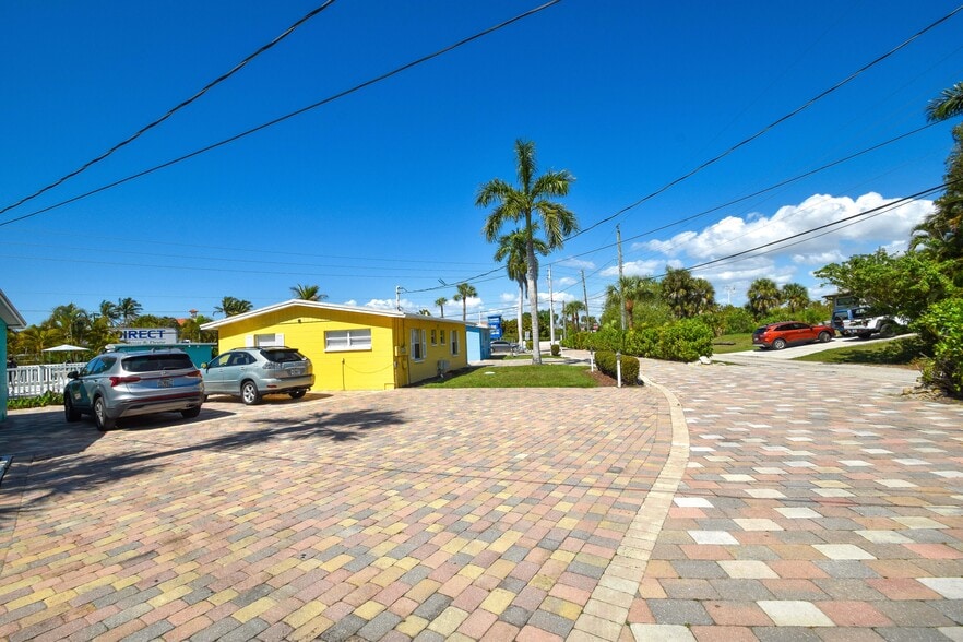 More Photos Of 14621 McGregor Blvd, Fort Myers Apartments For Sale