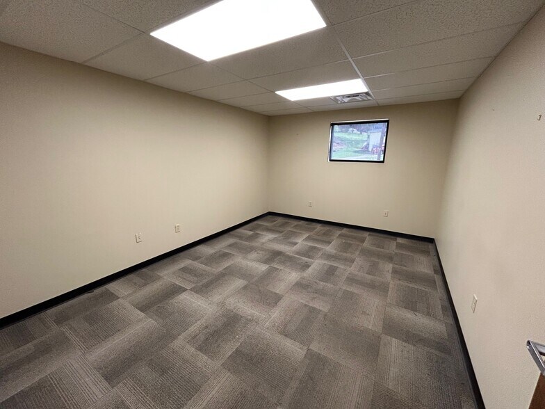 More Photos Of 101 Rathbone Rd, Marietta Flex For Sale