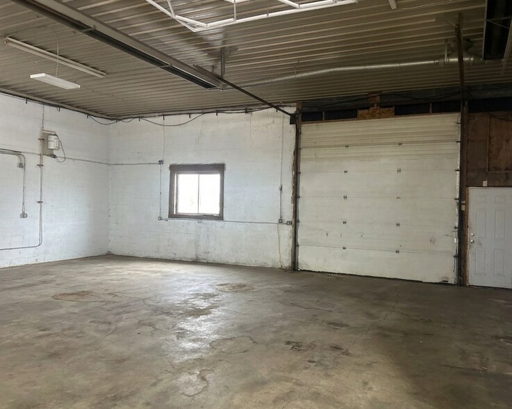 More Photos Of 8125-8127 Thompson Rd, Clay Unknown For Lease