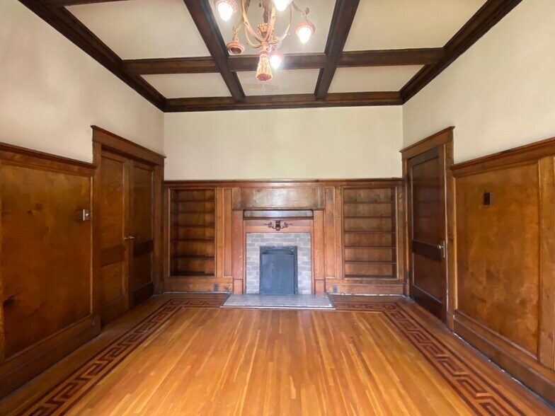 More Photos Of 219 N Broadway St, Tupelo General Retail For Lease