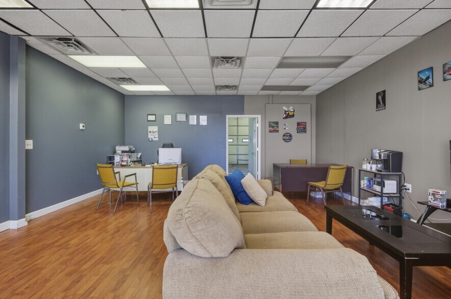 More Photos Of 1215 Greenville Ave, Staunton Freestanding For Lease