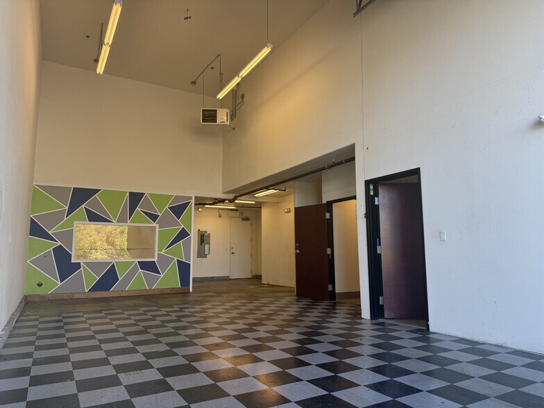 More Photos Of 2819-2827 SE 75th Ave, Hillsboro Light Distribution For Lease