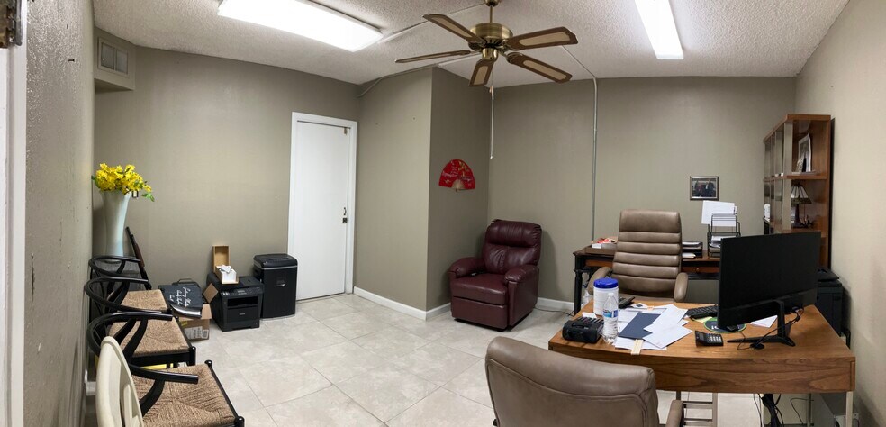 More Photos Of 620 Chester Ave, Bakersfield Showroom For Sale