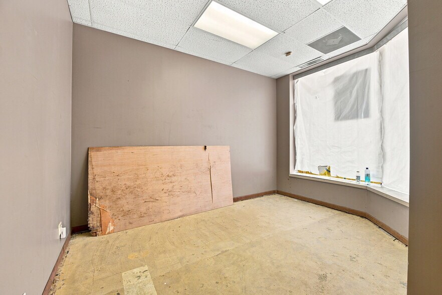 More Photos Of 692 Theodore St, Joliet Storefront For Lease
