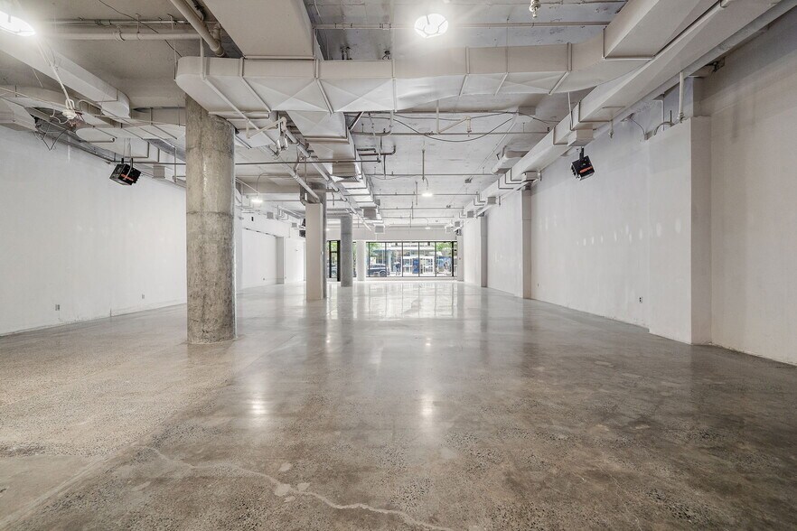 More Photos Of 71-81 Av Du Mont-Royal O, Montréal Office For Sale