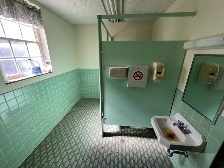 More Photos Of 204 N Alamo Blvd, Marshall Flex For Sale