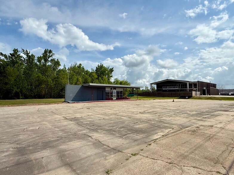 Primary Photo Of 3207 Broad St, Lake Charles Auto Dealership For Lease