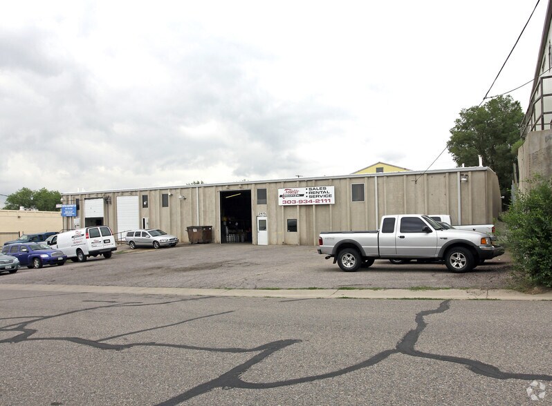 More Photos Of 2985 S Wyandot St, Englewood Warehouse For Lease