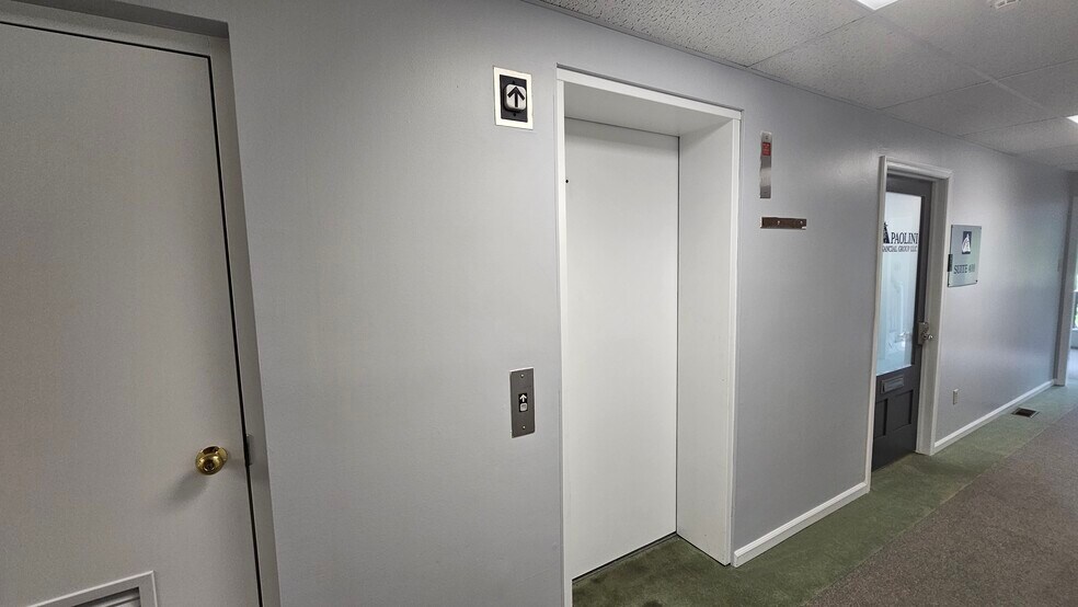 More Photos Of 152 Himmelien Rd, Medford Office For Sale